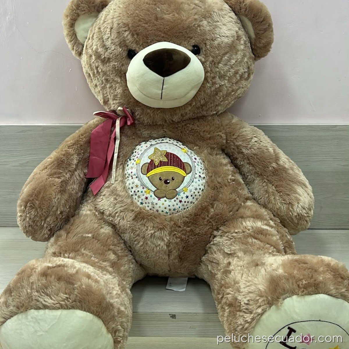 PELUCHE OSO CON ESTAMPADO Y LAZO 115CM MCN23-35047 12138R