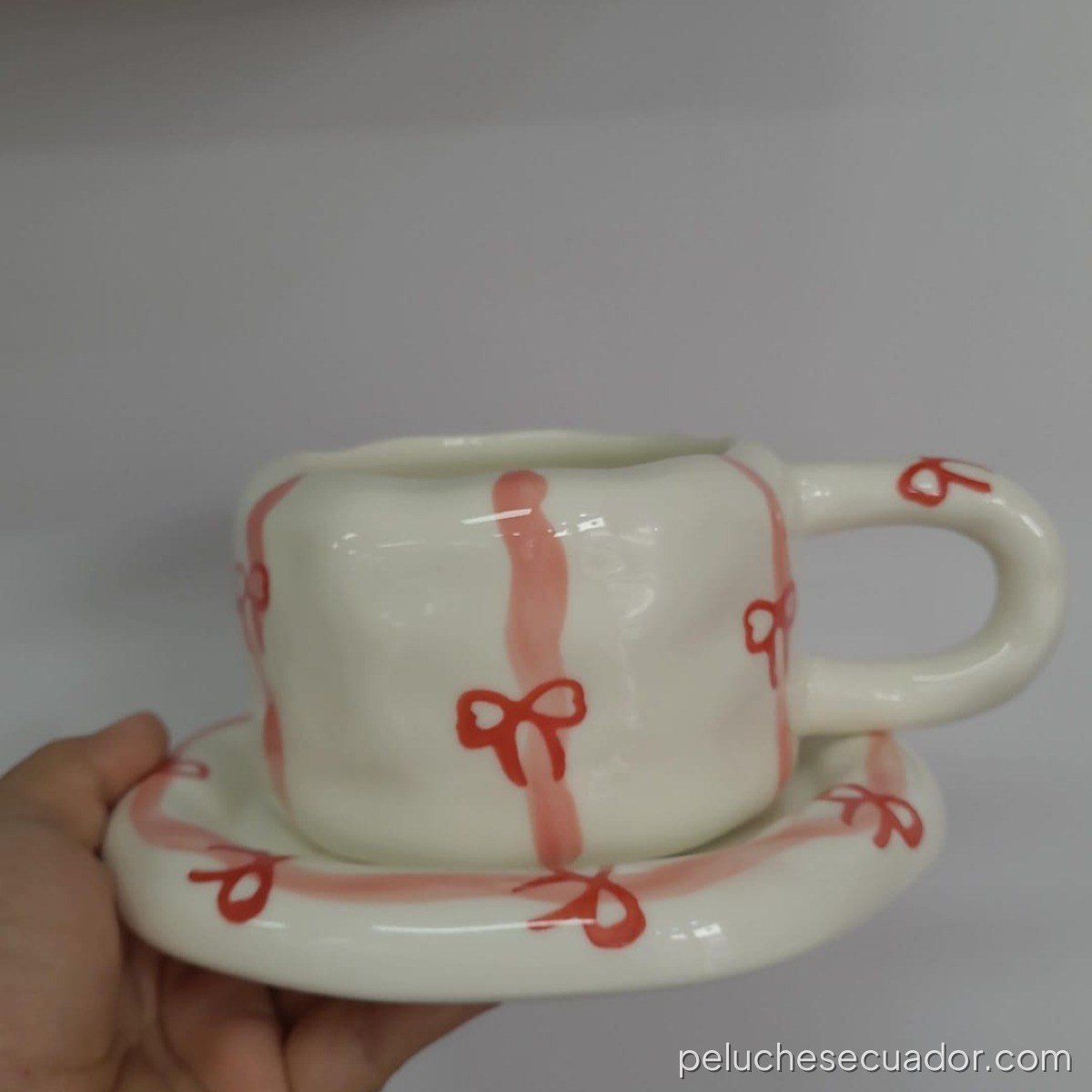 SET TAZA CON LAZOS ROSADOS CON PLATO IV26415